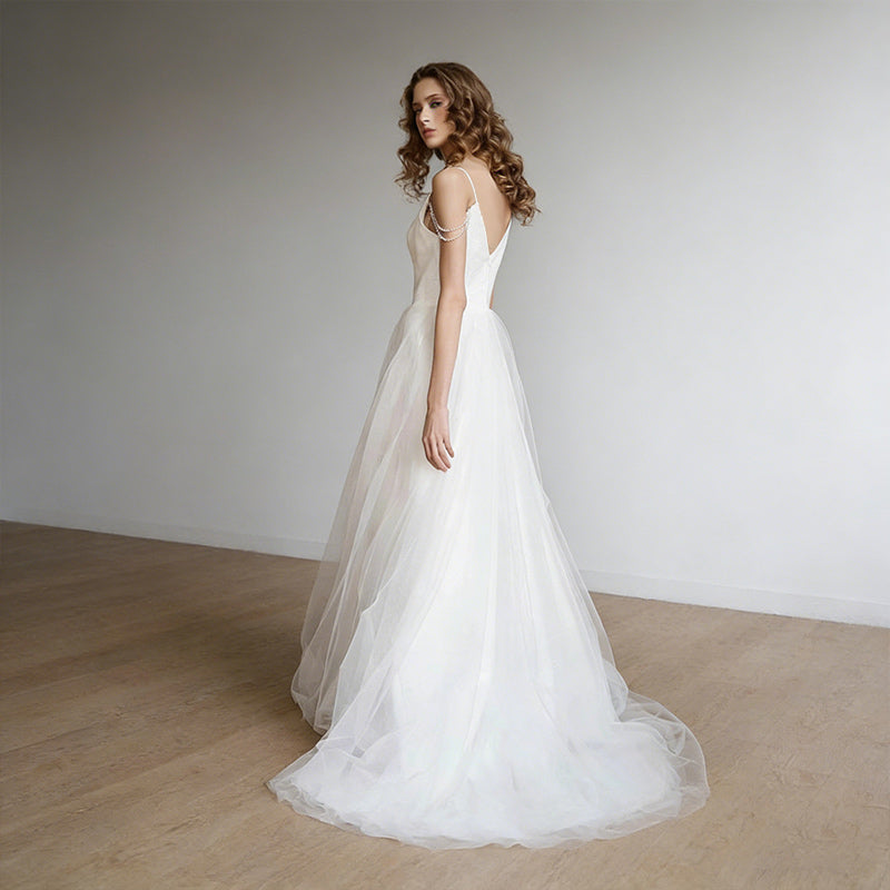 BHstyle Modernes A-Linien Ball-Gown in Weiß – Ballkleid mit V-Ausschnitt Oberteil und Perlen-Schulterdetails 32-42