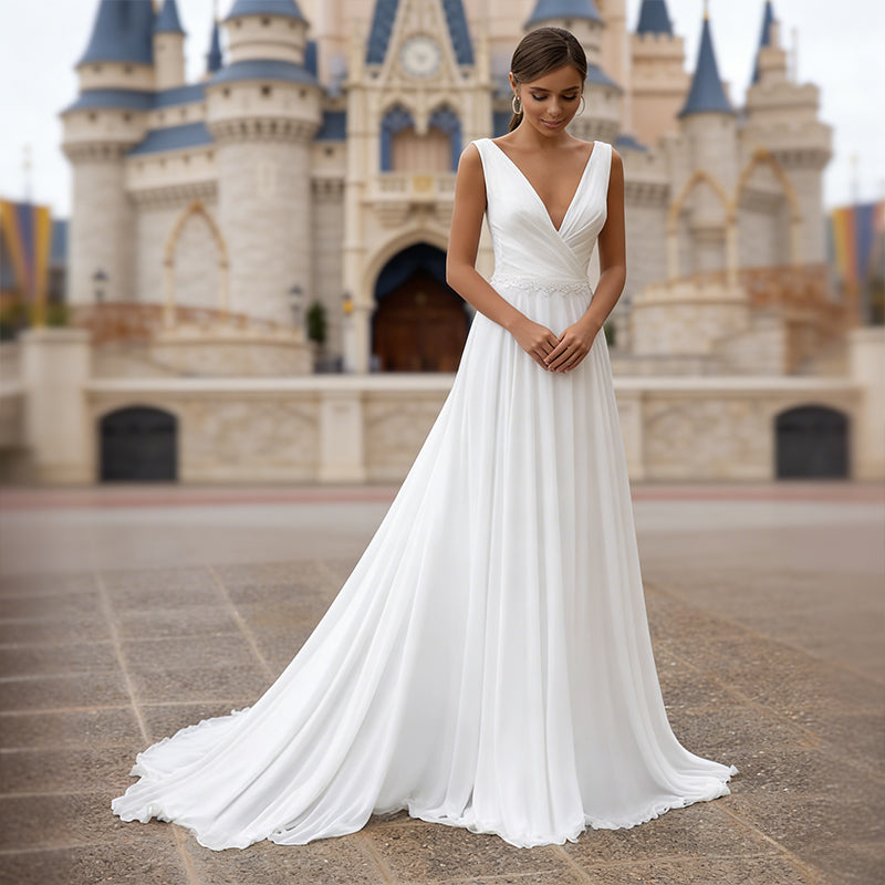 BHstyle Zeitloses Ball-Gown mit V Ausschnitt und Taillenakzent in Elfenbein 34-44