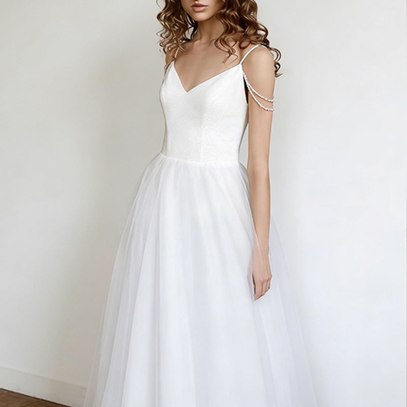 BHstyle Modernes A-Linien Ball-Gown in Weiß – Ballkleid mit V-Ausschnitt Oberteil und Perlen-Schulterdetails 32-42