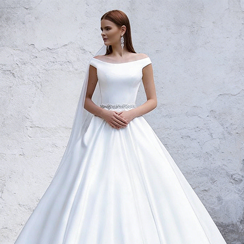 BHstyle Prinzessin-Ball-Gown in Weiß – Klassisches Ballkleid aus Satin mit Carmen-Ausschnitt Kristall-Gürtel  2-26W