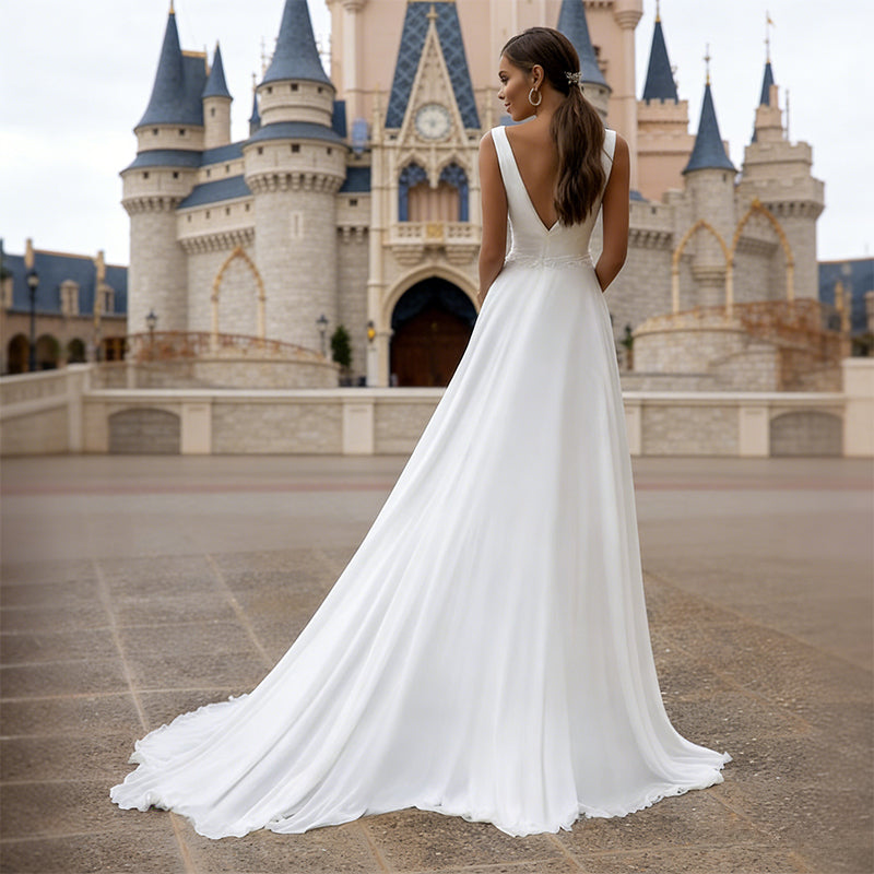 BHstyle Zeitloses Ball-Gown mit V Ausschnitt und Taillenakzent in Elfenbein 34-44